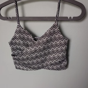 Kort topp från Gina tricot - Kort topp från Gina Tricot, storlek ca. Fint skick! Bra kvalitet. 