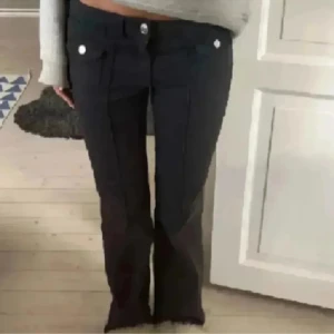 hm jeans - svarta hm jeans i stl 36 ☺️ passar även mindre och större skulle jag säga, säljer för att dom tyvärr inte kommer till användning längre, köpta på plick