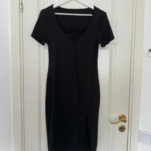 Klänning  - Vet inte vart klänningen är ifrån men den är aldrig använd och ungefär i storlek s/m. Priset + frakten 