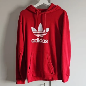 Adidas - Adidas Hoodie Storlek: S, men sitter som storlek M.