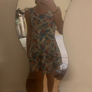 Klänning - En söt liten klänning med blommigt mönster. Storlek 32, inga defekter.