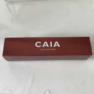 Caia liquid bronzer  - Säljer min Caia Bronzer i färgen cape town. Endast använd 3-4 gånger! Säljer då den inte kommit till användning. Skriv vid andra funderingar