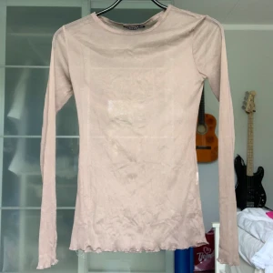 Brun Långärmad Meshtopp  - En simpel meshtopp i brun färg. 