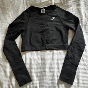 Gymshark crop top - Strl M, sitter som S/M. Enbart använd fåtal gånger. 349kr ordinarie pris, mitt pris 175kr.
