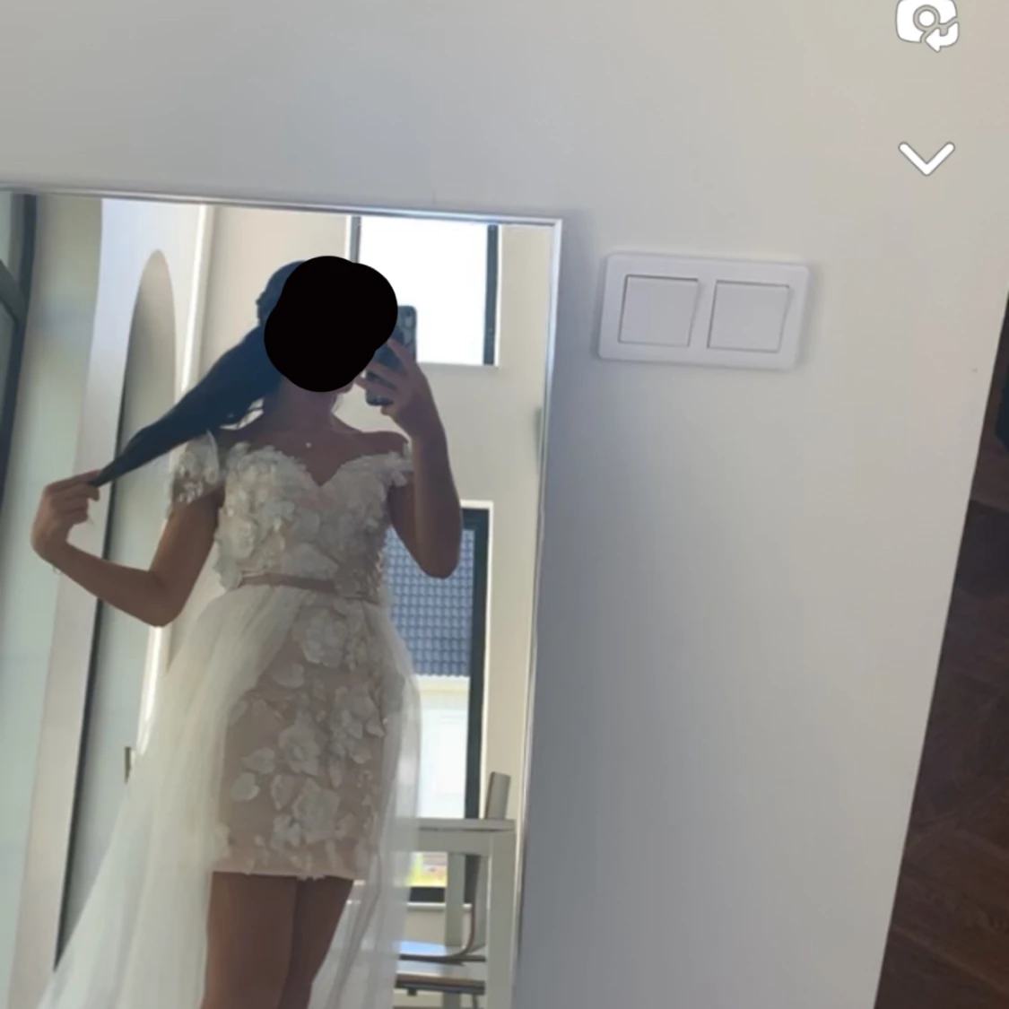 Ljusrosa klänning med vita blommor och släp