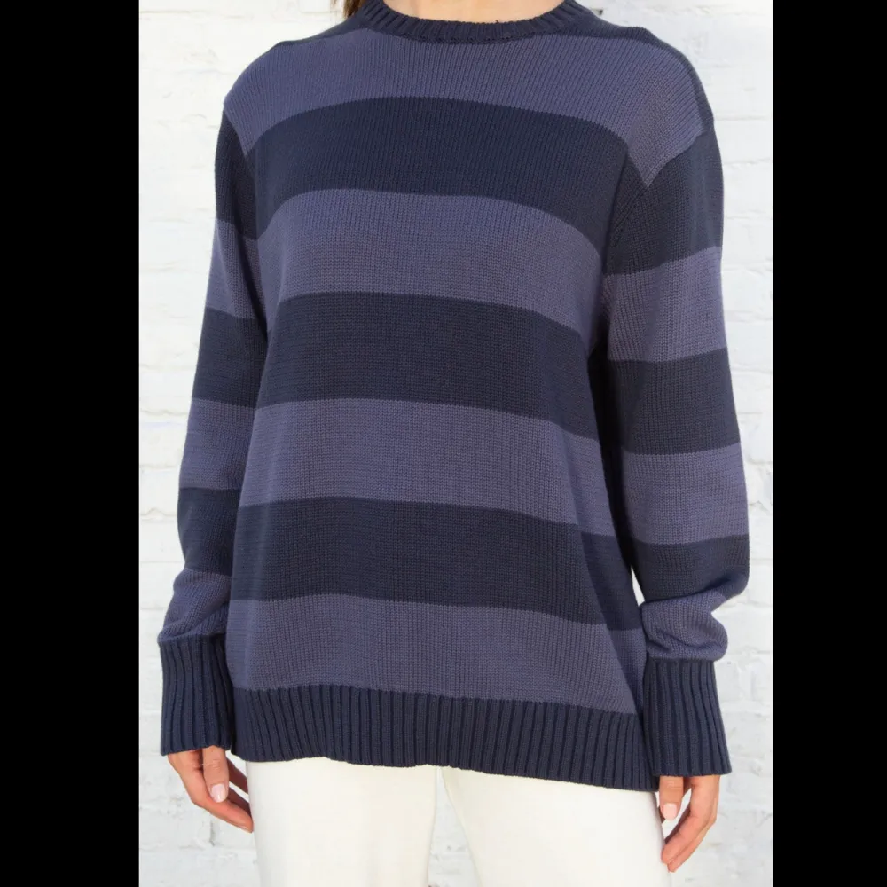 Säljer min Brianna Tate sweater från brandy melville med inge defekter!  Tröjan finns inte längre tillgänglig i europa, nypris $58💗. Tröjor & Koftor.