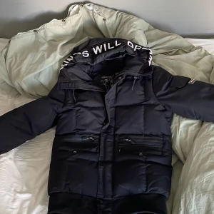 Kings will dream jacka - Kings will dream jacka skick 8/10 bara en knappt som saknas vid en fixa men annars e den 10/10 väldigt snygg✅