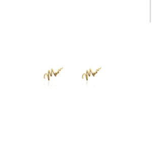 MOM örhängen från ioaku - helt nya och oanvända MOM örhängen från ioaku i guld. Kvar i boxen💕