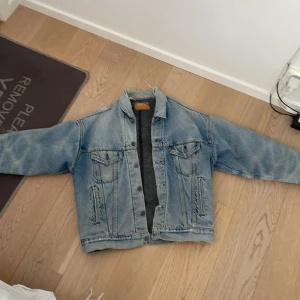 Vintage Levis jeans jacka från usa - En gammal Levis jacka som fortfarande är i ganska bra skick. Passar lite baggy och croped. Storlek Medium Jag är 180 och den passar väldigt bra