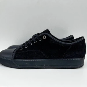 Svarta Lanvins - Riktigt snygga svarta lanvins som passar till allt  storlek 42 lite små flaws som ni kan se på bilden kan gå ner i pris vid snabb affär och skriv gärna vid fler frågor eller funderingar 