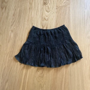 Zara kjol  - Säljer denna superfina kjol från Zara då den inte används så mycket. Bra skick. 