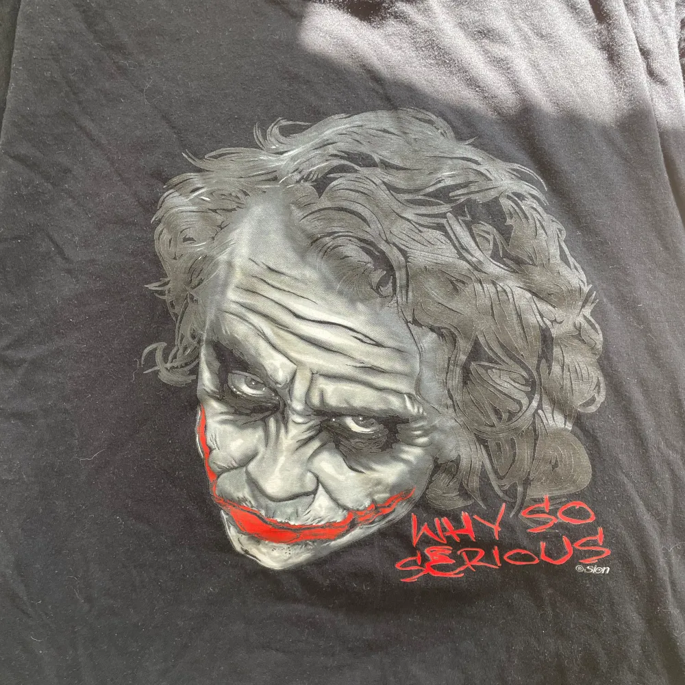 En fett cool joker tshirt. Säljer pga att den inte används längre. Köparen står för frakt och pris kan diskuteras🤍. T-shirts.