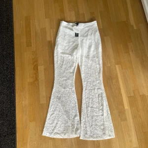 Spetsbyxor - Säljer mina skitsnygga vita spetsbyxor från boohoo. Säljer på grund av att de inte blev rätt storlek. Dom är helt nya enbart testade💕