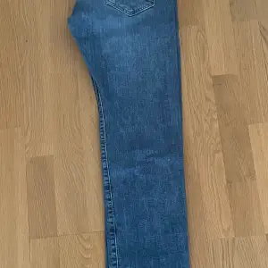 Säljer ett par nya Levis jeans i storlek W29/L32. Kan skicka flera bilder. 