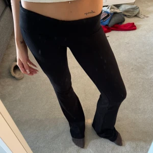 Svarta yoga pants - Svarta utsvängda yoga pants från bershka. Storlek s. Knappt använda.