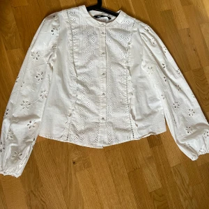 Vit blus 🩷 - Jätte fin zara blus!❣️Den egentligen kostar 400 kr. Den är långärmad och har massa fina mönster💕💕