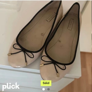 Ballerinaskor - Så fina ballerina skor från zara köpta på Plick, men de var tyvärr för stora för mig, skriv för fler bilder eller ifall du har frågor!❤️