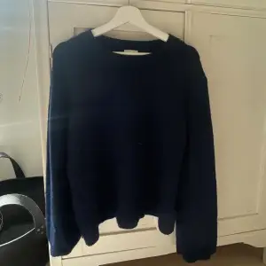 Mörkblå stickad tröja. Jätte fint skick. Den är i storlek XL då den igentligen är väldigt kort men den sitter som en vanlig S 🥰