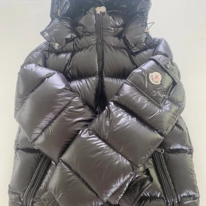 Moncler maya stl S - Den är en fin och varm jacka till vintern. Jag säljer den för att den har blivit för liten. Men den är i väldigt bra skick utom att den har tappat lite färj på en av knapparna. Använd i 3 månader.