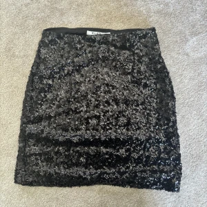 Glittrig jeanskjol - Glittrig jeanskjol från NA-KD 💘