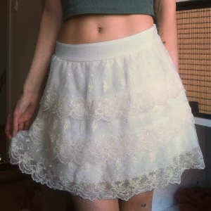 Kjol - Drömmig sommarkjol!! Den är i jättebra skick, har dragkedja på sidan och är st. 38 men är lite mindre i storleken. Den har shorts underst som inte syns men är bra ifall ifall den flyger. Sista bilden visar den vita färgen bäst :) 