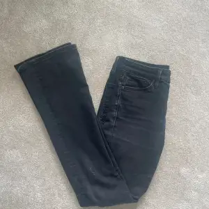 Supersnygga bootcut jeans från Crocker. Storleken är W25 L32!🤗💕