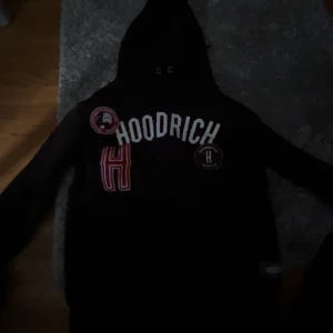 Hoodrich hoodie - Svart og hoodrich köpt på jd för 950. Säljer då den inte passar längre. 
