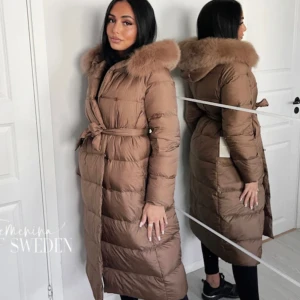 LEAH JACKET - Leah jacket i camel färg   Äkta dunk jackan och päls på pälskragen.   Finns i flera storlekar - helt ny och oanvänd   Nypris 3799kr - pris kan diskuteras vid snabb affär!!!