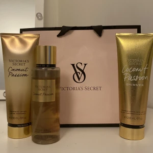Victoria’s Secret set - Säljer det här sette då de inte är min smak. Krämerna är öppnade men helt oanvända, och det finns mycket kvar på parfymen! Tillsammans köptes de för lite mer än 750kr men säljer för 155kr/st och 400kr tillsammans, skriv om ni endast vill köpa en! 💕💕