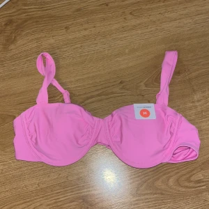 Såld!!! - Världen finaste bikini överdel från bikbok i en rosa färg som passar perfekt när man är solbränd! Storlek M, passar en 75C 