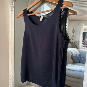 marinblått linne - bilderna är av den som jag köpte av, säljer det här jätte fina marinblåa linnet som tyvärr var lite för stort för mig, helt nytt❤️