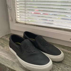 Kenzo svarta slip-ons - Snygga svarta slip-ons från Kenzo storlek 43