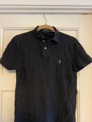 Ralph lauren piké  - Svart polo ralph lauren piké i storlek S (fråga om passtorlek, mått osv vid behov!) skick 8/10. 