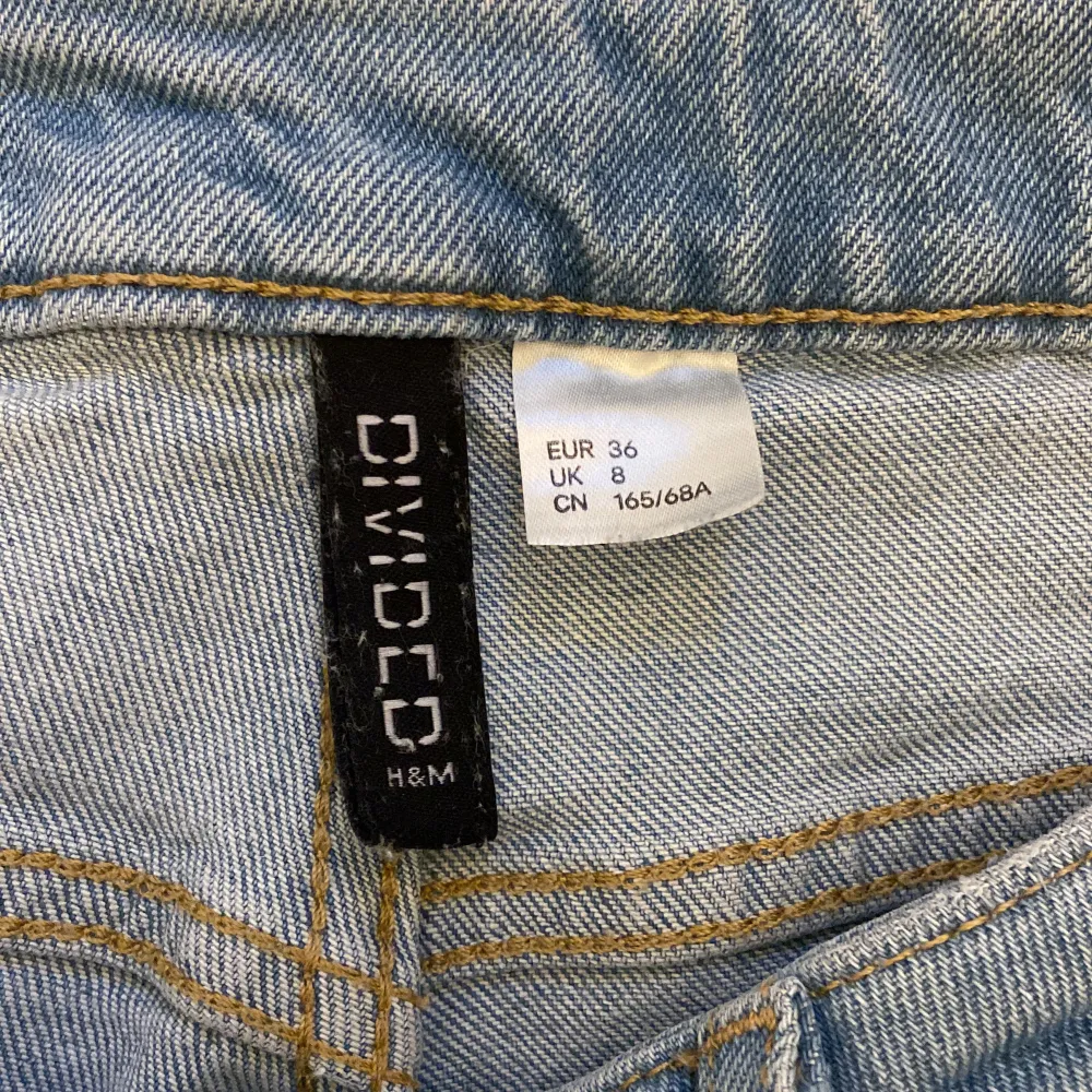 Säljer ett par ljusblåa jeans shorts från hm❤️De är i storlek 36. Det är lite fransiga längst ner och är ”slitna” i tyget. Det är inte slitage utan de är gjorta så💕💕 Det är bara att skriva till mig i fall du har några frågor🫶. Shorts.