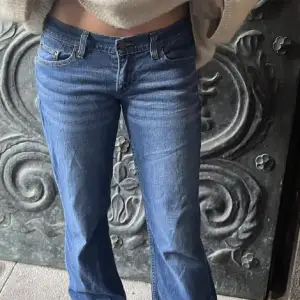 Så snygga lågmidjade jeans från Levis. Storlek ca 36/38. Sån fin färg som passar till allt, i fint skick och superbekvämt tyg. 