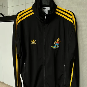 Adidas Originals Simpsons - Knatt använd. Ny skick storlek S men även kan passa som M. Köptes på Zalando Kom med ett bud! 
