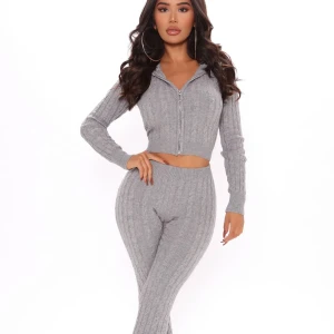 Fashion Nova set  - Jättefint material, ser precis ut som på bild. Luvtröja. Og pris: 415kr + frakt, tull från usa. Storlek XS men passar mig som brukar ha S. 