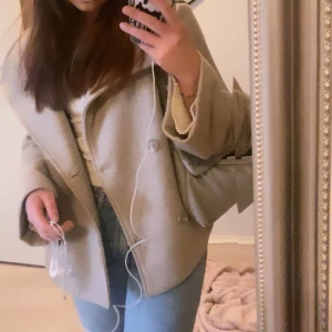 Kort kappa - Säljer denna superfina korta kappan från Bubbleroom, varit min favorit länge men används inte längre💕 storlek 36/S