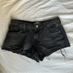 Zara lågmidjade shorts  - Säljer ett par lågmidjade jeansshorts från Zara💞 säljer då jag inte gillar hur det sitter på mig. Det har inga defekter💗  Skriv vid frågor eller funderingar😊💞