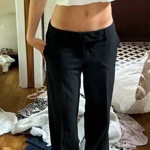 Snygga trendiga kostymbyxor  - Svarta kostymbyxor med låg midja köpta på second hand o i fint skick.