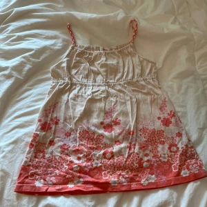 Linne - En fin gullig topp som jag använde förut men säljer för jag behöver pengar (😭) den passar bra med shorts och jeans och allt annat