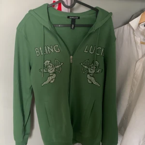 Bling lucid tröja - Tjena! Säljer min tröja från Blinglucid då den inte kommer till användning. Oanvänd, storlek XS men passar S. Hör av er vid funderingar. Pris kan diskuteras!