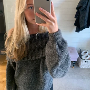 Off shoulder stickad  - Så fin stickad off shoulder från Gina Tricot, mörkgrå ⭐️ Nypris 399kr, sparsamt använd och fint skick! 