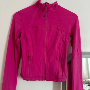 Lululemon Define Jacket - Superfin define jacket i sonic pink. Använd kanske 5 ggr totalt. Har tyvärr tagit bort lappen som angav storlek men den är i 34. 