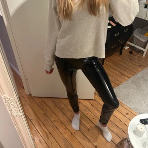 Coola byxor🖤 - Coola byxor från Bikbok!💫🖤 Säljer pga kommer inte till användning. Använda ett fåtal gånger men inprincip helt nya!🌟