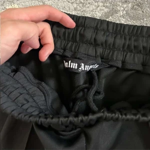 Palm angels byxor - Helt nya Palm angels byxor. Passa på att köpa, storlek L men passar även M. Skriv vid intressen. Pris går att diskuteras vid snabb affär