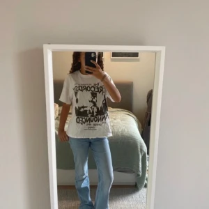 T shirt - Säljer denna vita t shirt med tryck då den inte kommer till användning. Kontakta gärna vid frågor.