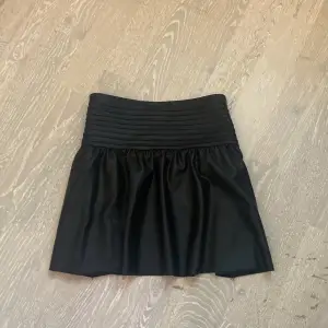 Super fin low waist skin kjol från Gina tricot och har bara andvänt 2 gånger😘