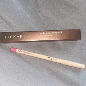 Hickap läppena - Säljer läppennan som inte kommer till användning i färgen :pink mashmellow. Den är som ny, bara testad en gång på handen. 