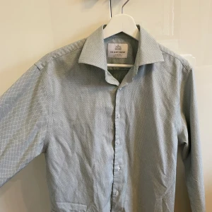 Oanvänd herr-skjorta! - En lättstruken ljusgrön skjorta från klädmärket ”The Shirt Factory”. Den är knappt använd och har inga fläckar.  Ett riktigt kap!